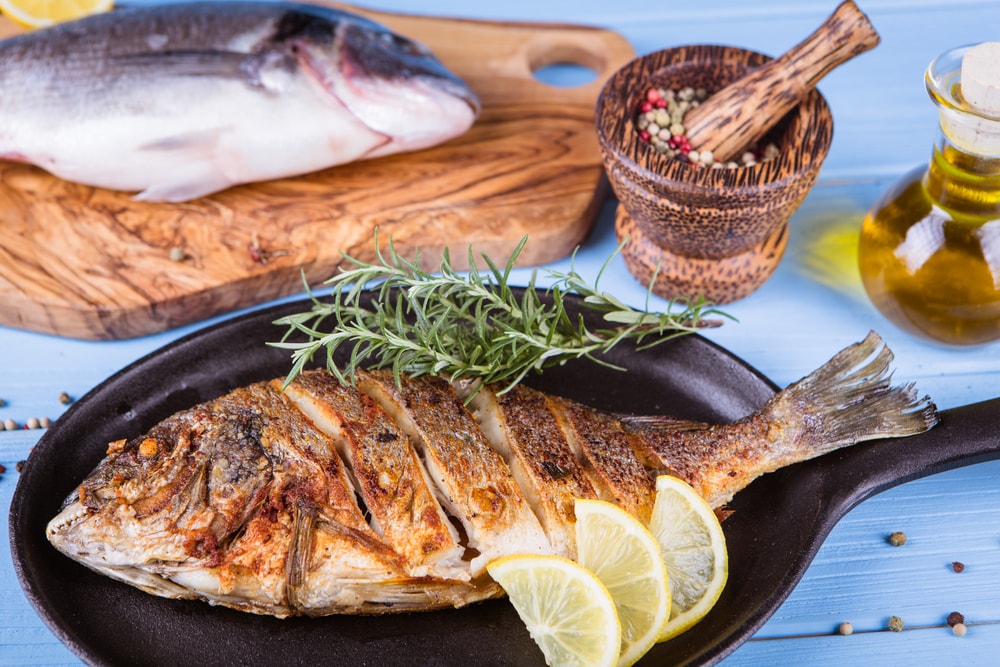 https://www.shutterstock.com/pt/image-photo/roasted-dorada-fish-vegetables-on-wooden-682464922?src=-vGss3bkXhYFGWVoOUplgg-1-95