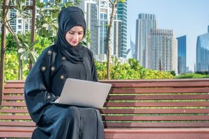 UAE Women use laptop - e-commerece