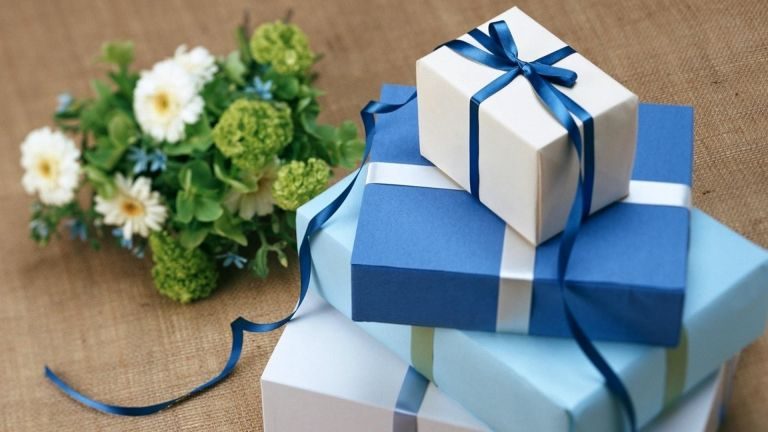 What to Gift on Happy New Year 2020 to your Girlfriend or Wife?